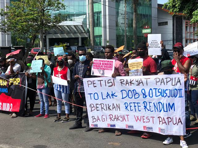 Aksi demonstrasi Petisi Rakyat Papua (PRP) Semarang menolak DOB dan Otsus Jilid II pada 10 Mei 2022. Foto dari lpmhayamwuruk.org