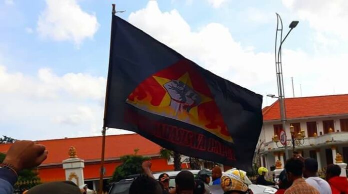 Bendera Aliansi Mahasiswa Papua (AMP) yang dibentangkan saat aksi demonstrasi. Foto dok AMP.