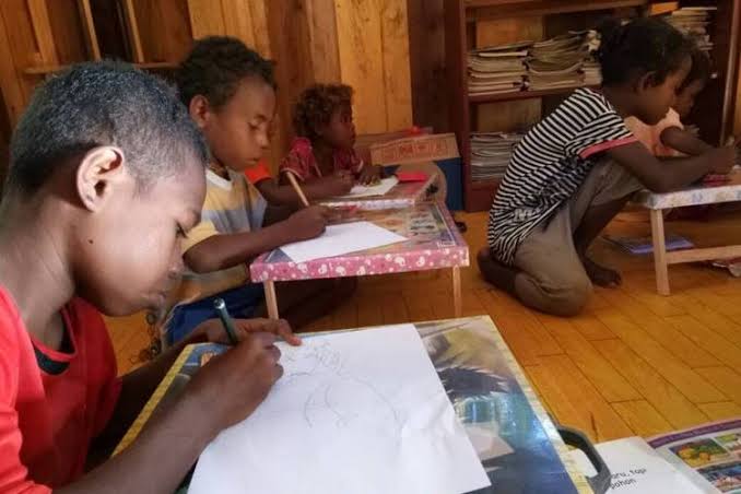 Anak-anak Papua belajar. Foto dari kompas.com