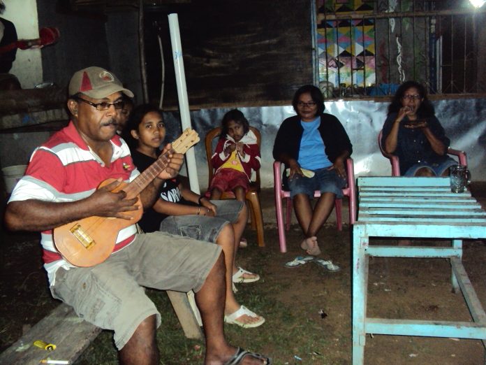 Almarhum Abner Korwa memainkan Juk dan bernyanyi ditemani keluarganya di Yayasan Belantara Papua, Kota Sorong. Foto: I Ngurah Suryawan.