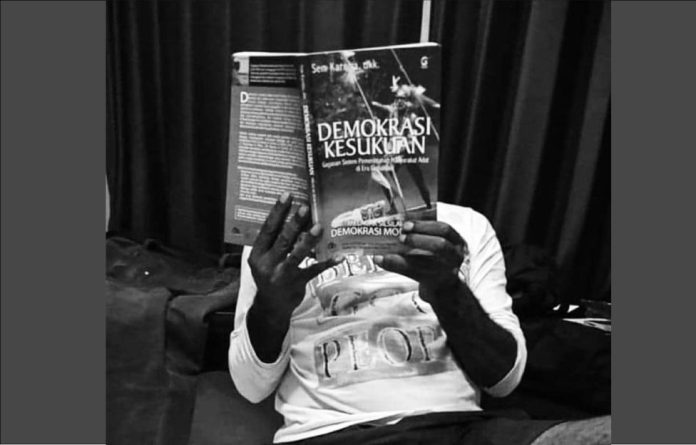 Buku Demokrasi Kesukuan yang ditulis oleh Sem Karoba. Foto Erik Walela.