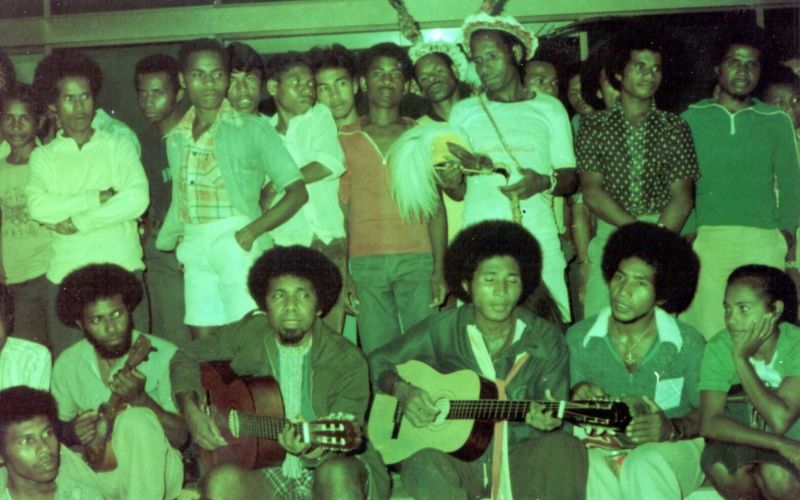 Arnold Clements Ap bersama grup Mambesak tampil pada sebuah acara pada tahun 1981. Foto: Martin Rumabar repro buku Permissive Residents.