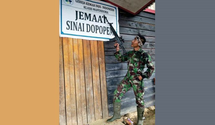 Salah satu anggota TNI berfoto di depan gereja di Nduga, Papua. Foto ilustrasi.