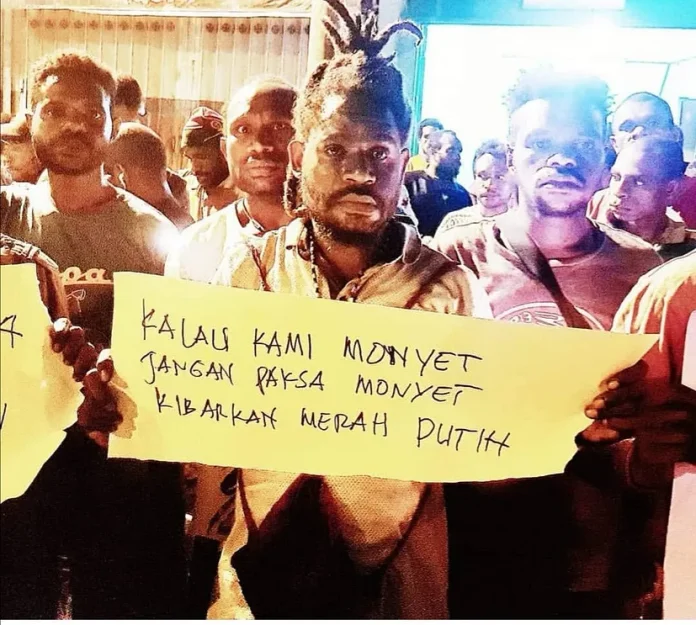 Pelajar Papua melakukan protes atas aksi rasialisme Indonesia. Foto dari VICE Indonesia.