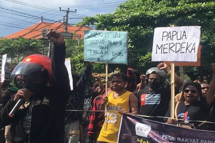 Foto aksi demonstrasi Petisi Rakyat Papua (PRP) di Bali. Foto dari radarbali.jawapos.com