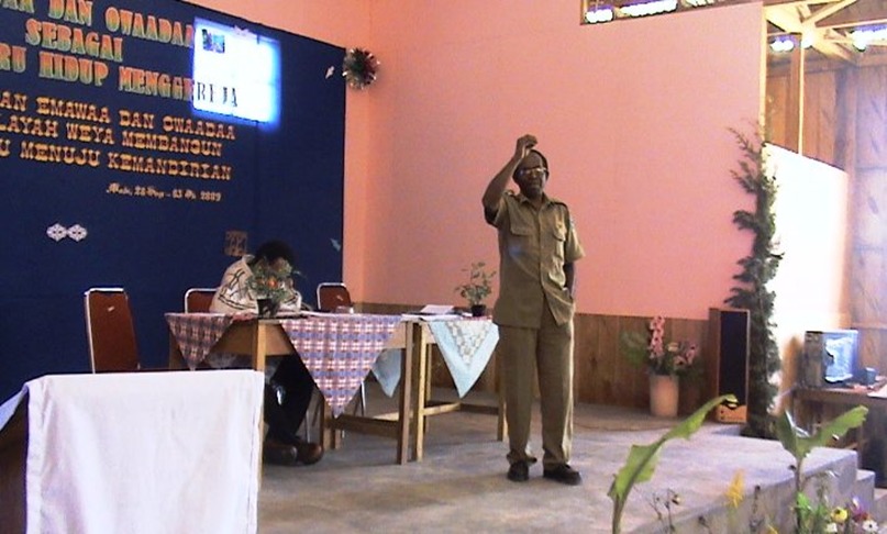 Almarhum Manfred Mote di Aula Paroki Madi, Paniai pada tahun 2009. Foto: dokumen Suara Papua