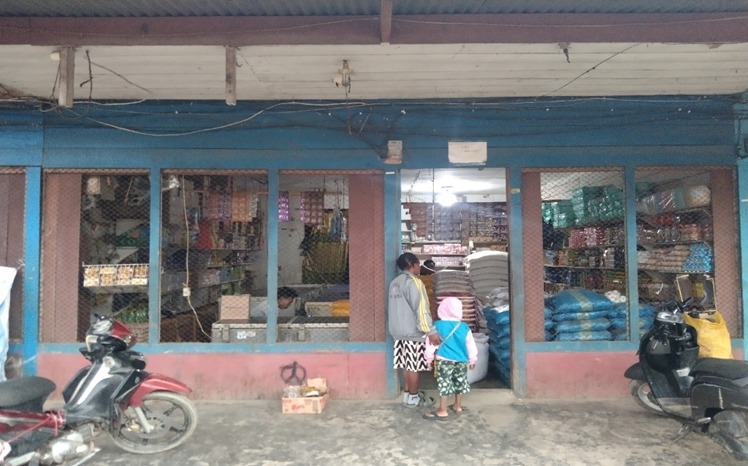 Kios-kios yang berdiri di bagian dalam Pasar Paniai menandai perubahan yang tidak terbendung bagi masyarakat Mee. Foto: I Ngurah Suryawan