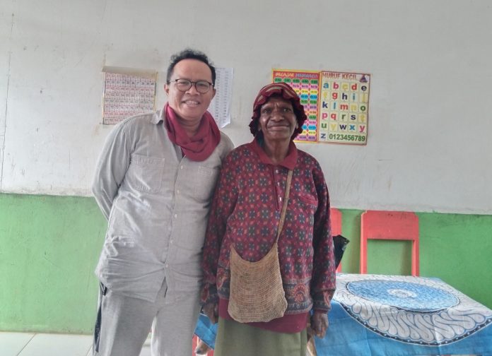 Saya bersama dengan Mama Yuvita Mote, seorang guru dan kepala sekolah SD Inpres Watiyai, Distrik Tigi Timur, Kabupaten Deiyai. Foto: dokumentasi I Ngurah Suryawan.