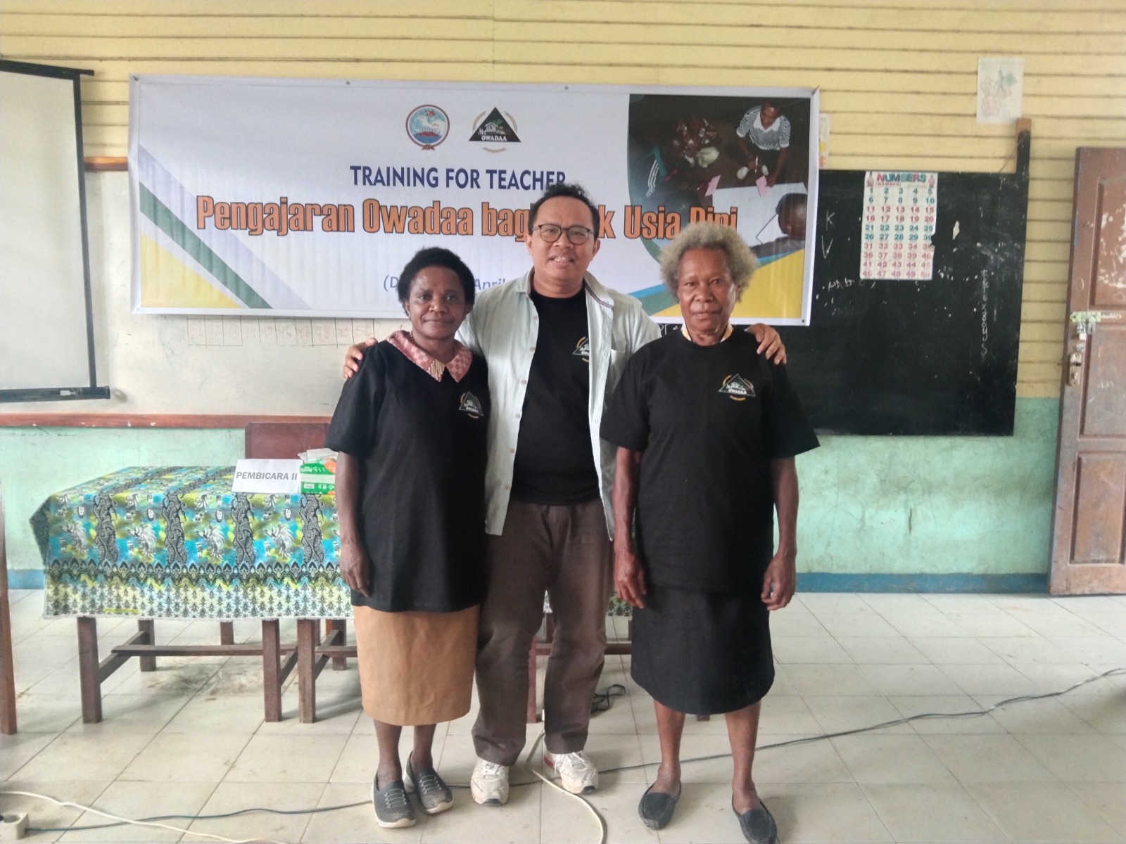 Saya bersama dengan dua guru SD Inpres Watiyai, Distrik Tigi Timur, Kabupaten Deiyai. Foto: dokumentasi I Ngurah Suryawan.