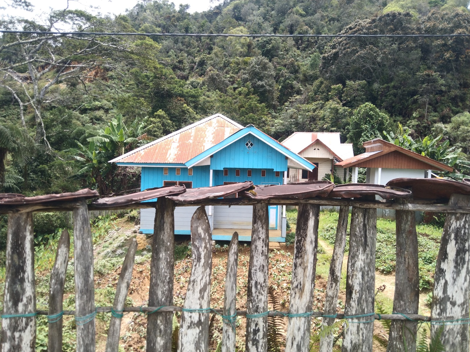 Pagar di depan salah satu rumah warga Mee di dekat SD Inpres Watiyai, Distrik Tigi Timur, Kabupaten Deiyai. Foto: dokumentasi I Ngurah Suryawan.