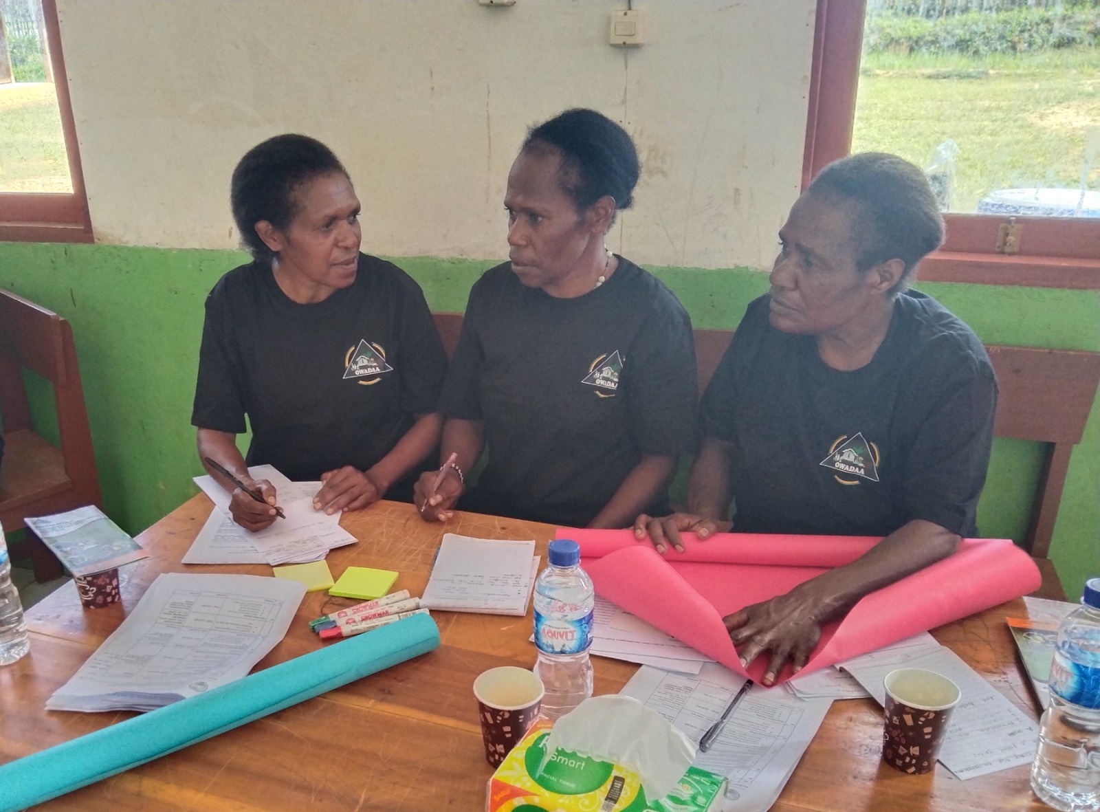 Para guru SD Inpres Watiyai, Distrik Tigi Timur, Kabupaten Deiyai sedang mengikuti pelatihan kurikulum Owadaa. Foto: dokumentasi I Ngurah Suryawan.