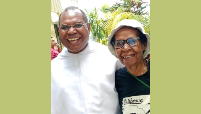 Foto Mgr. Bernardus Bofitwos Baru, OSA (kiri) dan Mama Yosepha Alomang (kanan). Foto dok. Lao-Lao Papua.